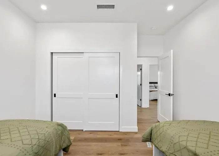 Coastal Modern 3 Bed 2 Bath, Pet Friendly