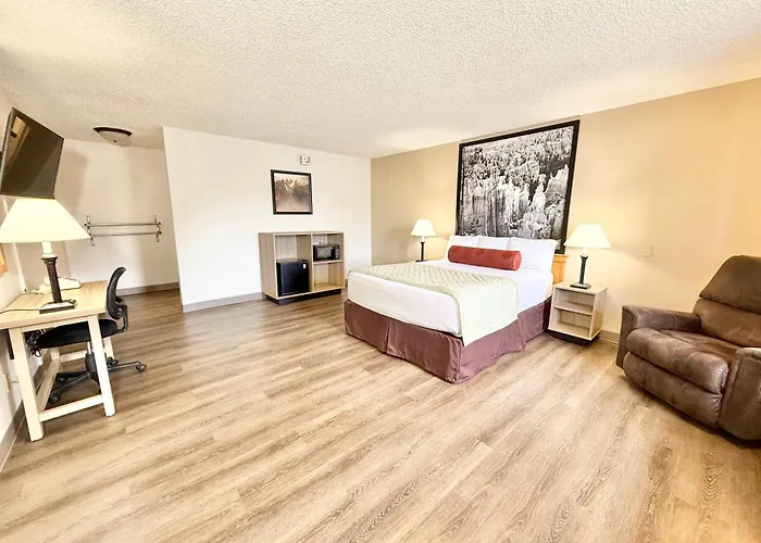 Super 8 By Wyndham Salina/Scenic Hills Area