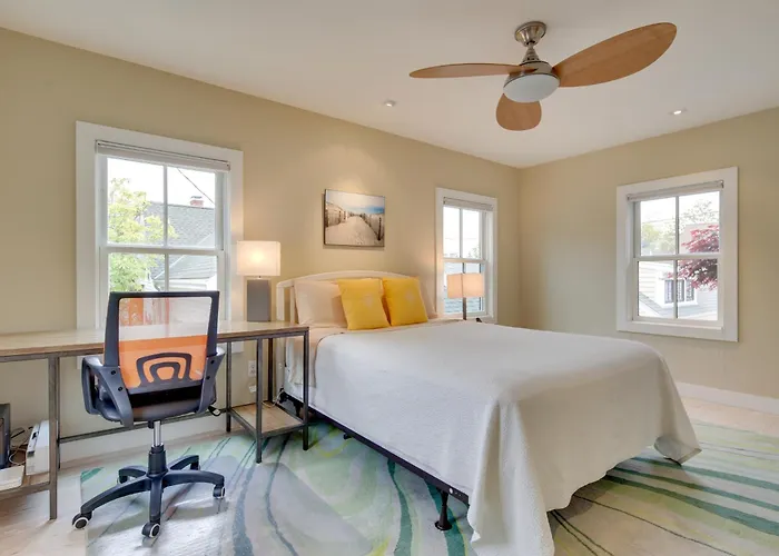 Walk To Beach & Commercial Street! Condo W/ Patio