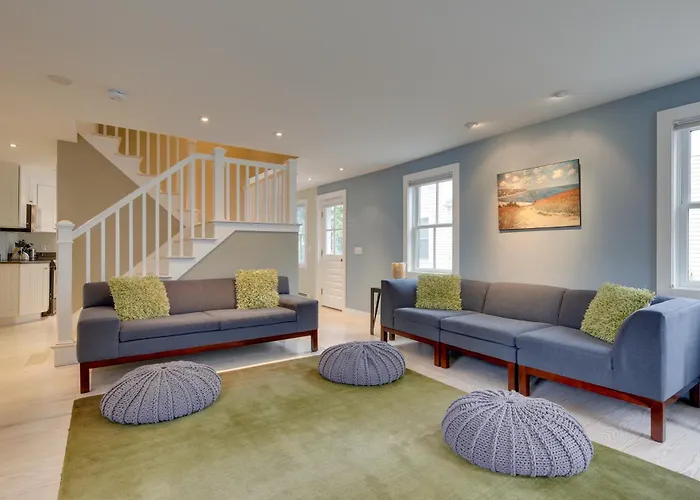Walk To Beach & Commercial Street! Condo W/ Patio