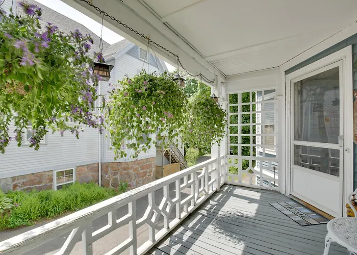 Quaint Beverly Townhome: Walk To Beach & Downtown!