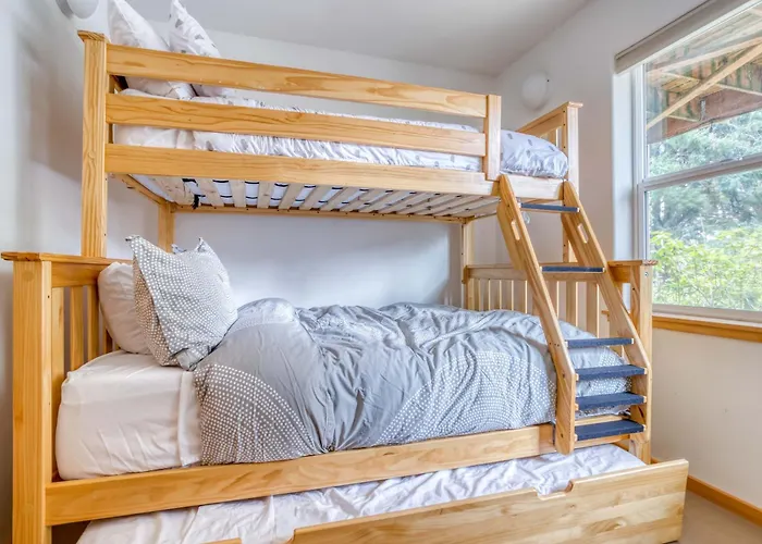 Modern Manzanita Retreat - Meredith Lodging