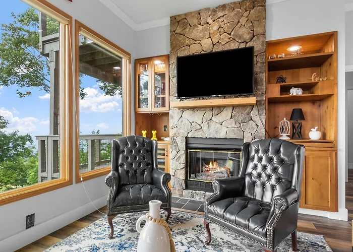 Hiking On-Site: Mtn-View Burnsville Condo!