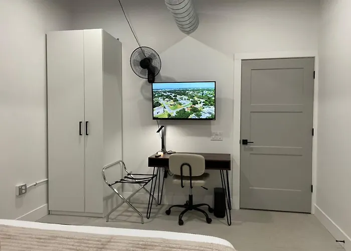Fyrebird Place - Industrial Loft With Pavilion & Yard