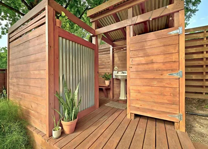 Retro Motorhome - Epic Outdoor Shower And Firepit