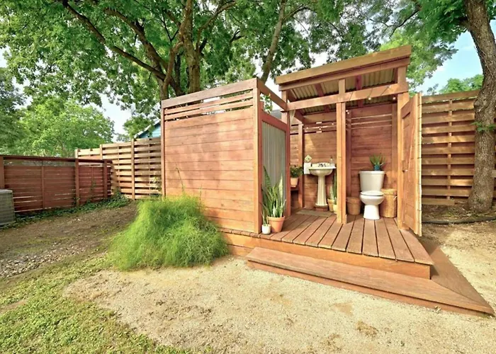 Retro Motorhome - Epic Outdoor Shower And Firepit