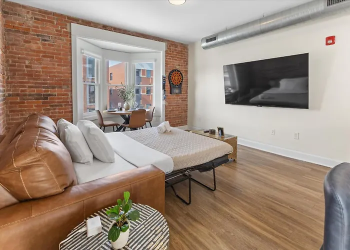 Top Floor - Mass Ave In Heart Of Indy With Balcony