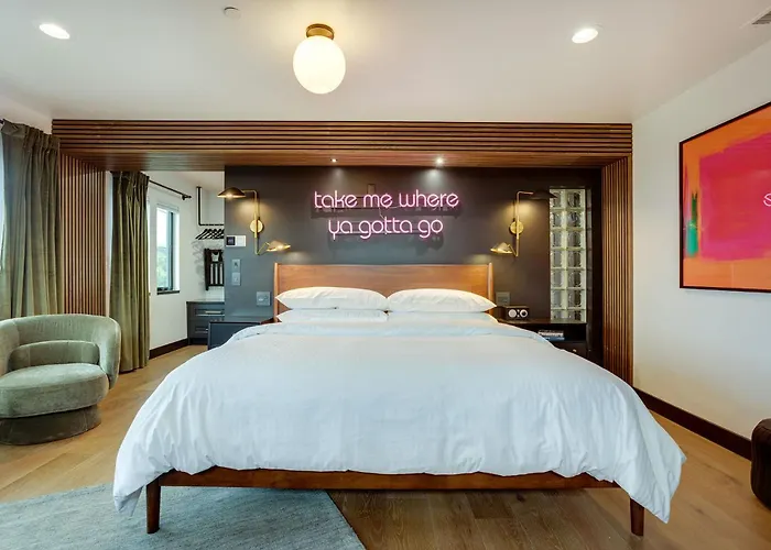 The Berry At The Louie Boutique Motel, Walk To Everything! Dog Friendly!