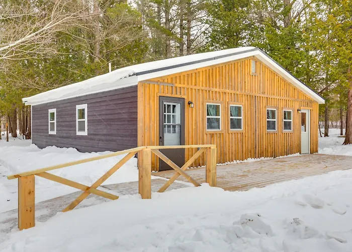2 Ponds & Trail Access: Peaceful Cabin In Calumet!