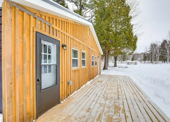 2 Ponds & Trail Access: Peaceful Cabin In Calumet!