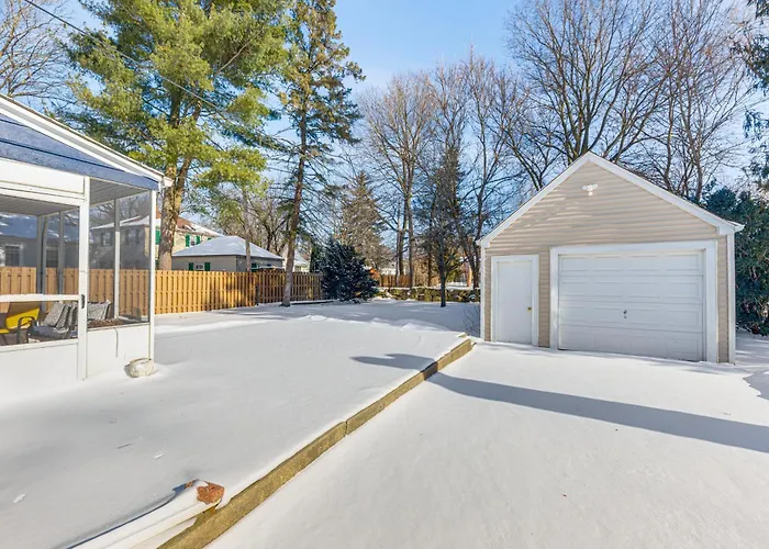 3 Mi To Hospitals: Inviting Rockford Home W/ Yard!