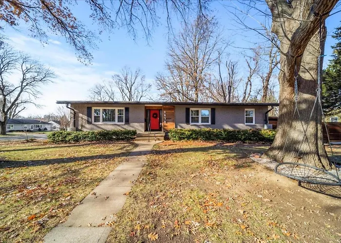 3Br Overland Park Home With Patio And Waterfall Pond