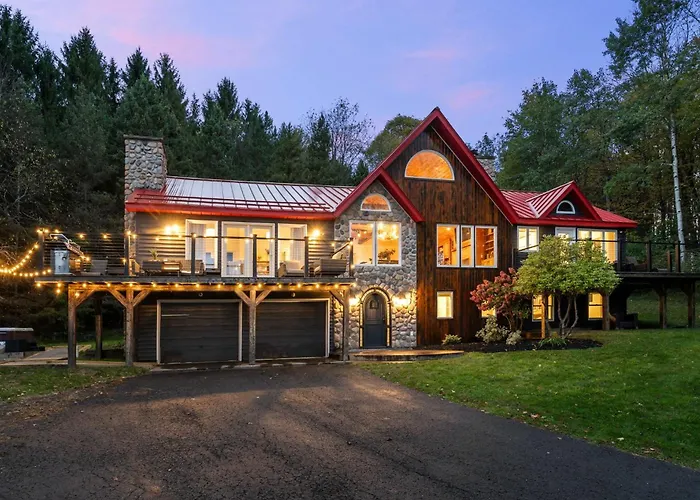 Luxury Log Chalet With Hot Tub, Games Room & Hill Views!