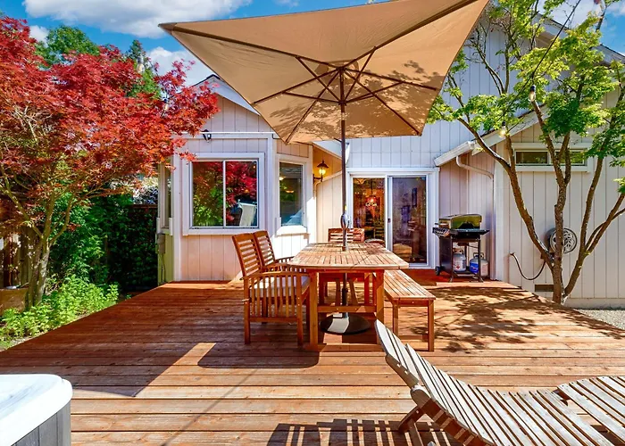 Spacious Oasis Hot Tub Backyard Garden 3Br/2Ba