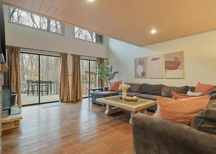 Luxurious Poconos Retreat - Hot Tub, Sauna, Games