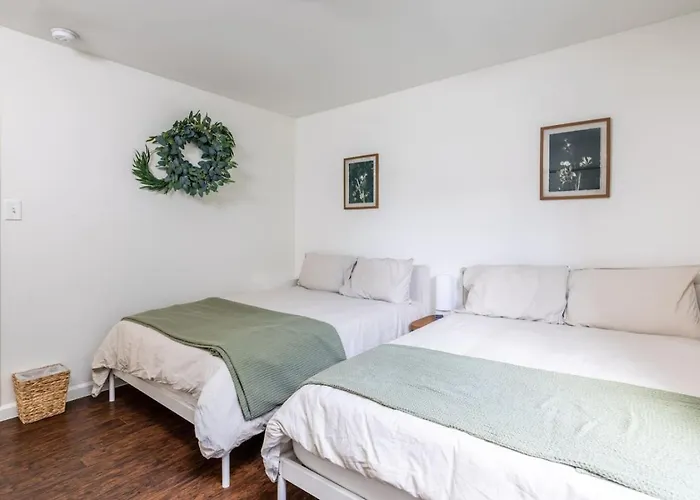 Cozy Duplex W King Bed 2 Full