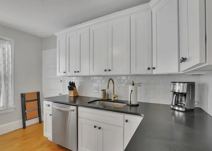West Hartford Center- Charming New England Apt