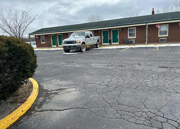 Hillcrest Motel By Oyo Aurora Near Lawrenceburg