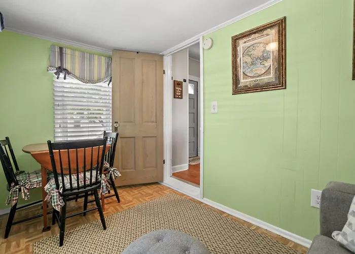 Blue Crab Bungalow - Charming In-Town Cottage!