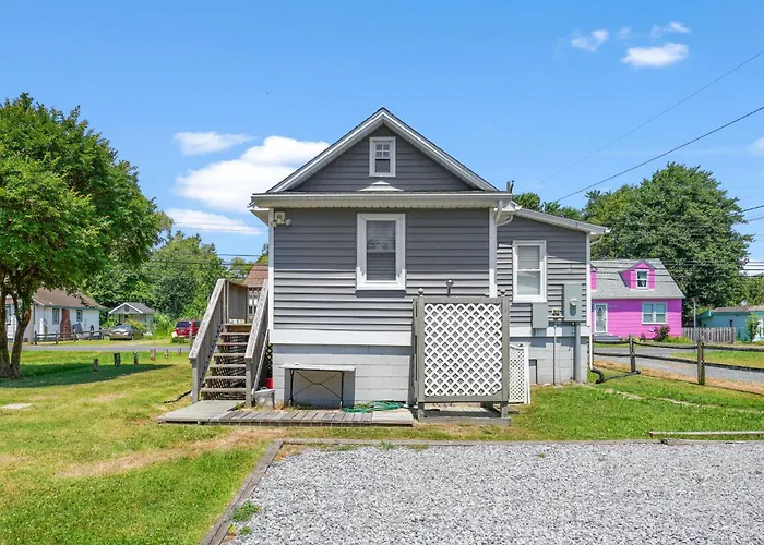 Blue Crab Bungalow - Charming In-Town Cottage!