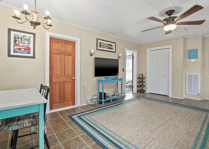 Blue Crab Bungalow - Charming In-Town Cottage!
