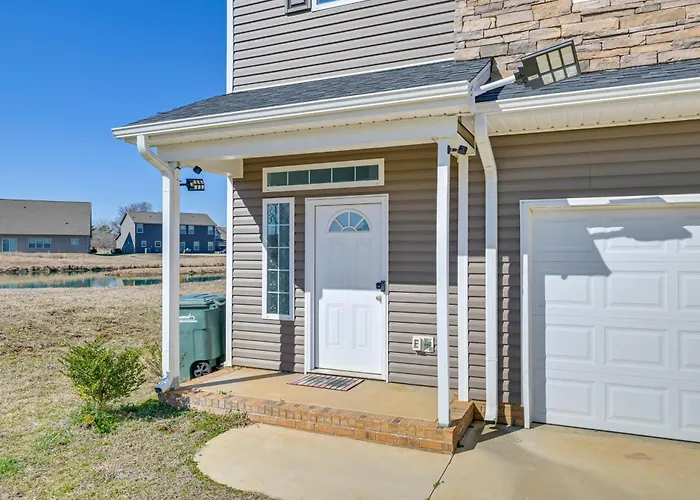 Stay & Play: Spacious Concord Townhome Near Uptown