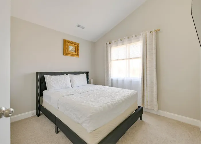 Stay & Play: Spacious Concord Townhome Near Uptown