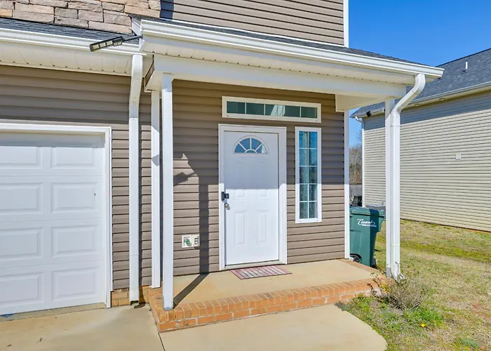 5 Mi To Charlotte Motor Speedway: Cozy Townhome
