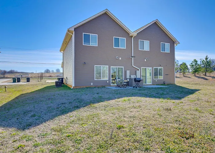 5 Mi To Charlotte Motor Speedway: Cozy Townhome