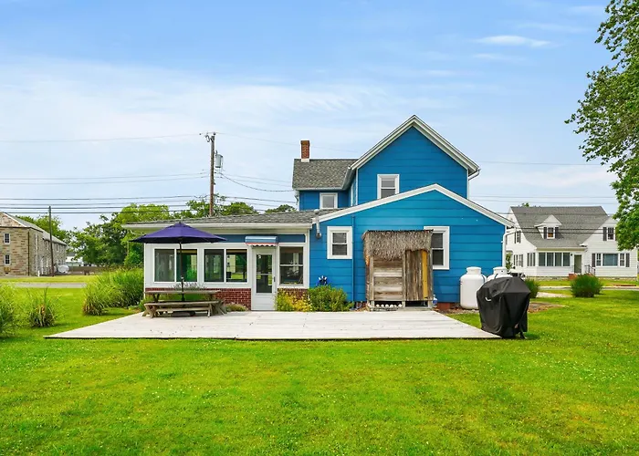 A 'Teague Of Our Own | Walk To Downtown, Dog Friendly Home W/ Fireplace & Enclosed Porch