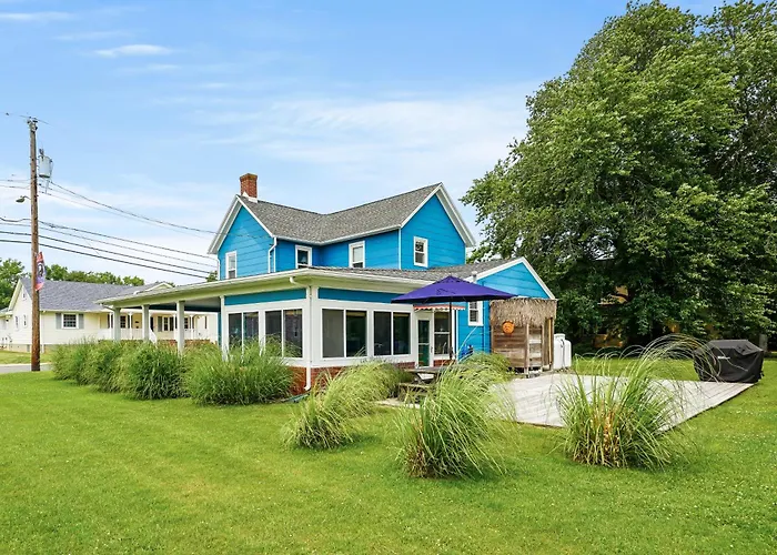 A 'Teague Of Our Own | Walk To Downtown, Dog Friendly Home W/ Fireplace & Enclosed Porch