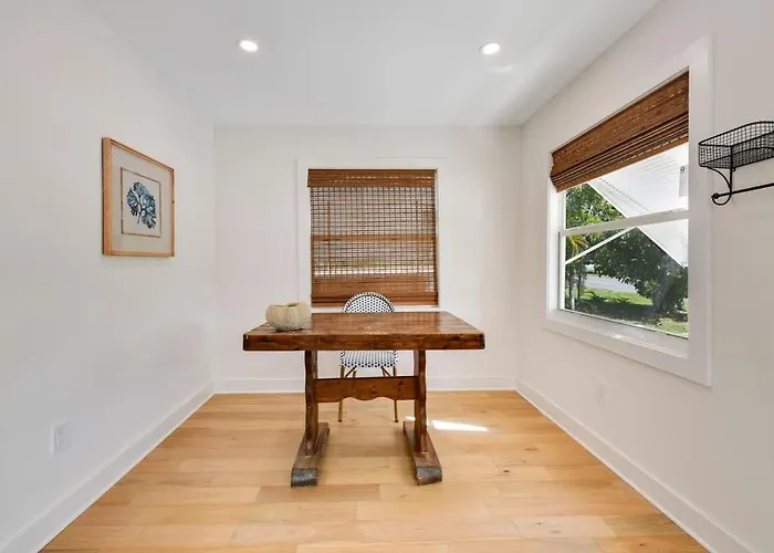 Updated Cottage On Pine Ave