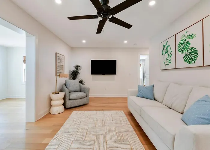 Updated Cottage On Pine Ave