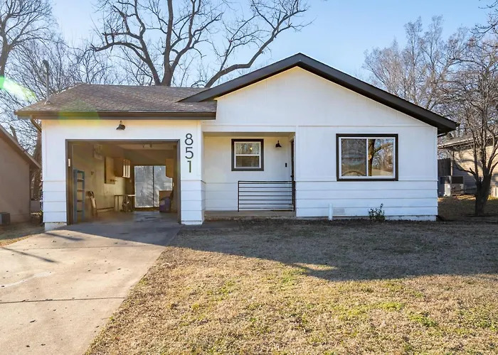 Main Retreat With King Bed In Master And Has Garage