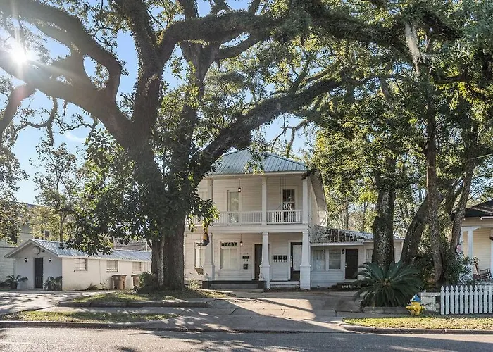 Old Dauphin Way Historic Home - Unit 2