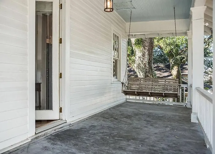 Old Dauphin Way Historic Home - Unit 2