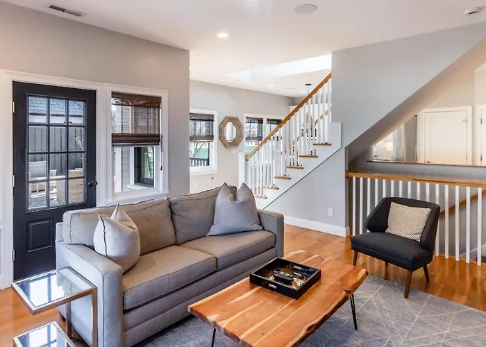 The Newport Lofts - 595 Thames Street