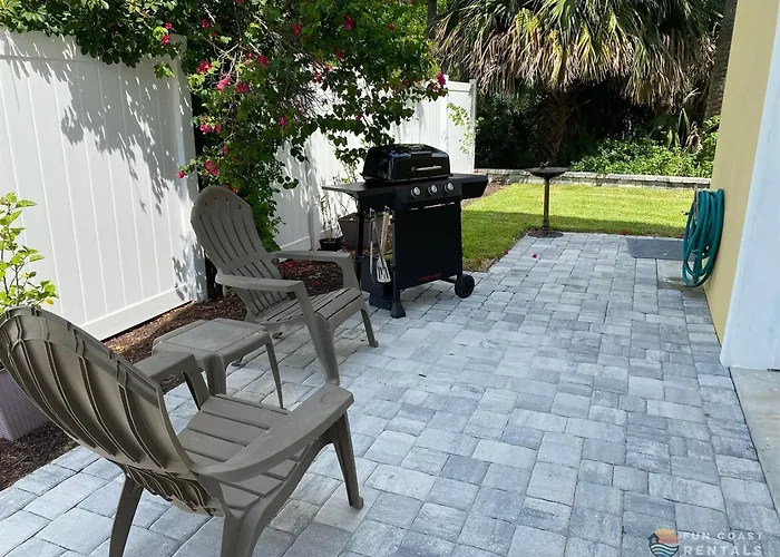 Dog Friendly Loft Steps From Beach With Gas Barbecue Grill And Upstairs Deck!