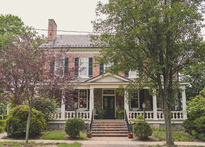 Ironclad Inn And Bourbon Room