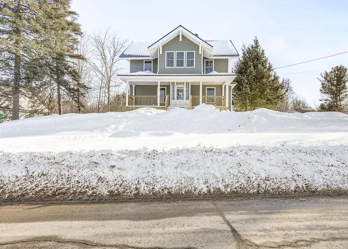 15 Mi To Canadian Border: Home W/ Yard!
