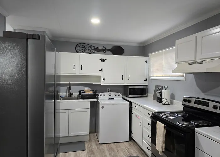 Cozy Haven In Hampton Roads Near Beaches, Military Bases & Historic Sites