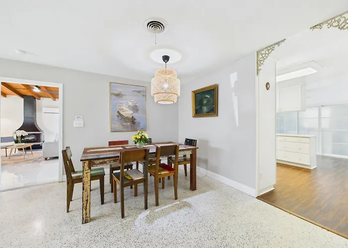 Pet-Friendly 3Br Coastal Retreat Walk To Beach