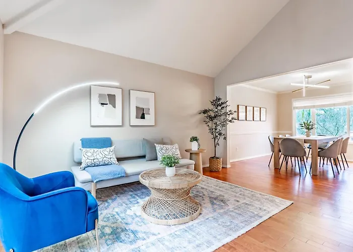 Spacious & Serene 6-Br Family Retreat In Kirkland