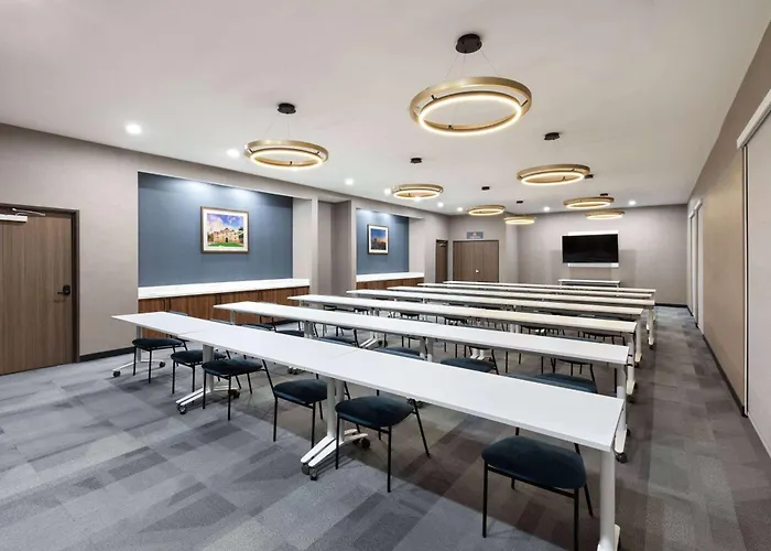 La Quinta Inn & Suites By Wyndham San Antonio At The Rim