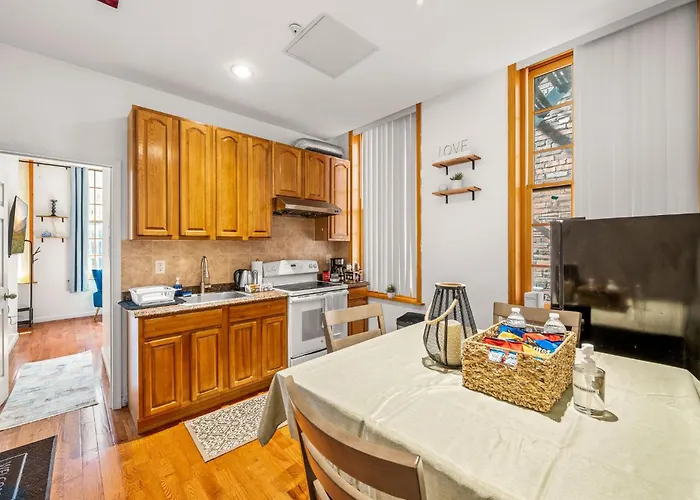 Charming Home In Heart Of City With King Size Bed!