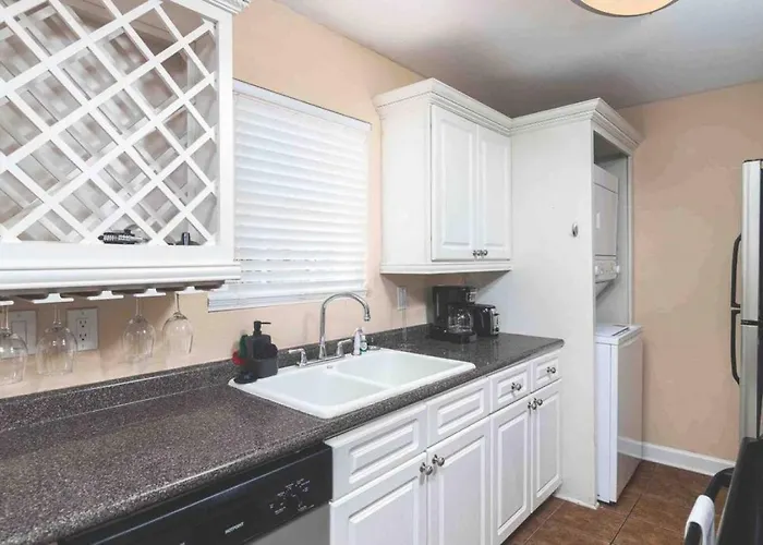 Convenient To Campus And The Square