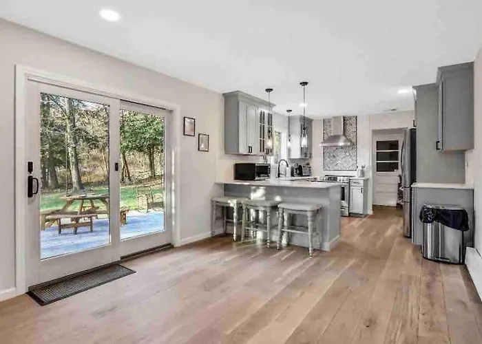 3 Bedroom Hilltop Escape With 5 Private Acres And Hot Tub