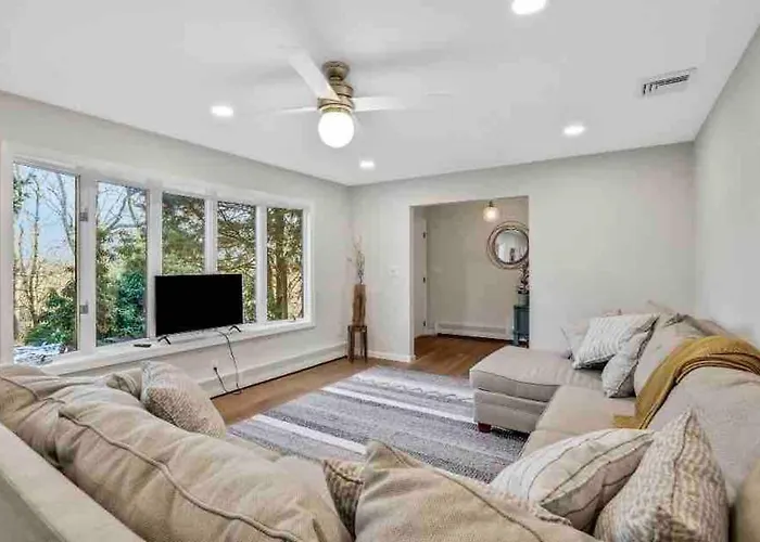 3 Bedroom Hilltop Escape With 5 Private Acres And Hot Tub