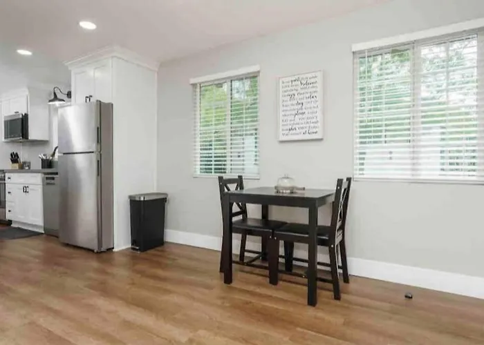 Entire 2 Bedroom Pet Friendly Guest Cottage