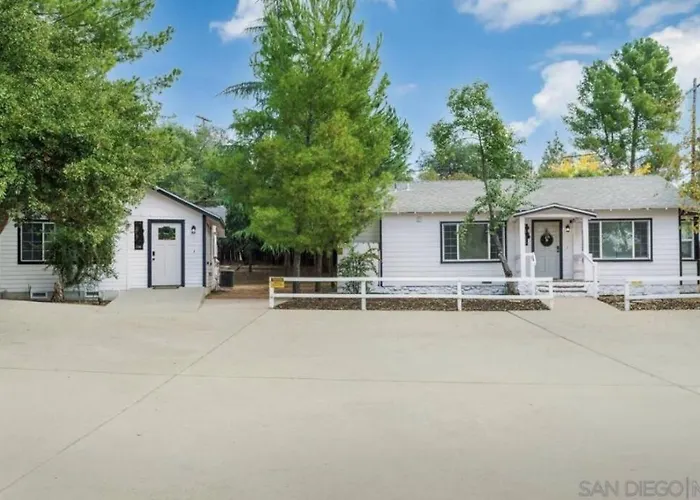 Entire 2 Bedroom Pet Friendly Guest Cottage